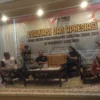 APRESIASI: Sejumlah Komisioner Bawaslu Sumedang bersama Kadiskominfosanditik Bambang saat acara Evaluasi dan A