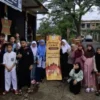 SOSIAL: Sejumlah Siswa SDN Sindang II Kecamatan Sumedang Utara saat kegiatan berbagi takjil, baru-baru ini.