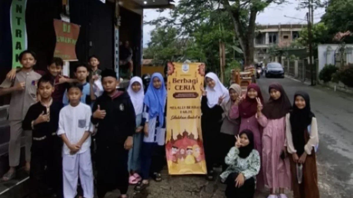 SOSIAL: Sejumlah Siswa SDN Sindang II Kecamatan Sumedang Utara saat kegiatan berbagi takjil, baru-baru ini.