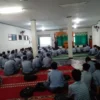 BELAJAR: Guru PAI SMK Informatika Sumedang, Mohamad Masruri, S.Pd.I., M.Ag., saat memberikan materi pada kegi