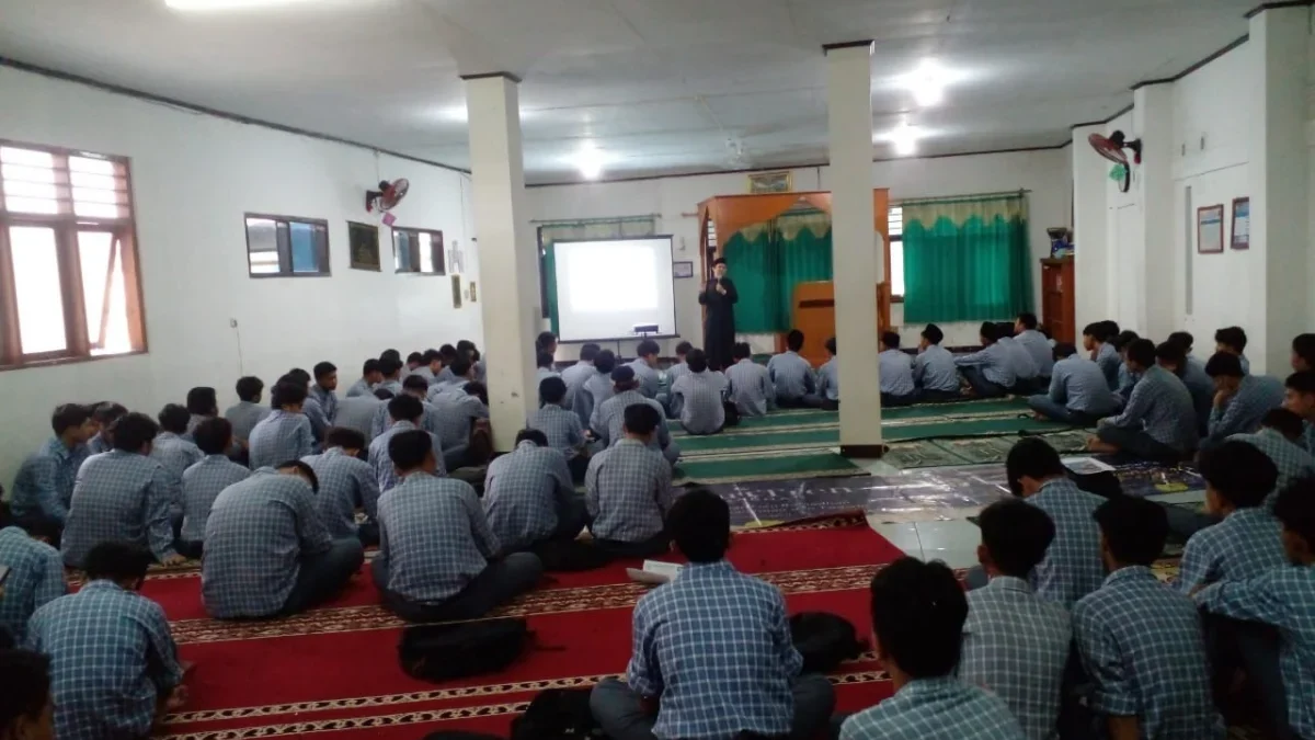 BELAJAR: Guru PAI SMK Informatika Sumedang, Mohamad Masruri, S.Pd.I., M.Ag., saat memberikan materi pada kegi