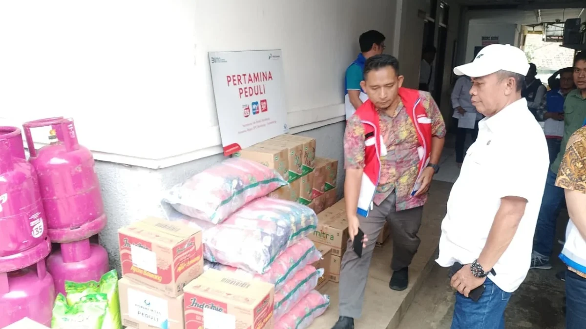 BERIKAN: Pertamina bersama Hiswana Migas menyalurkan bantuan bagi warga terdampak banjir di Kecamatan Cimanggu