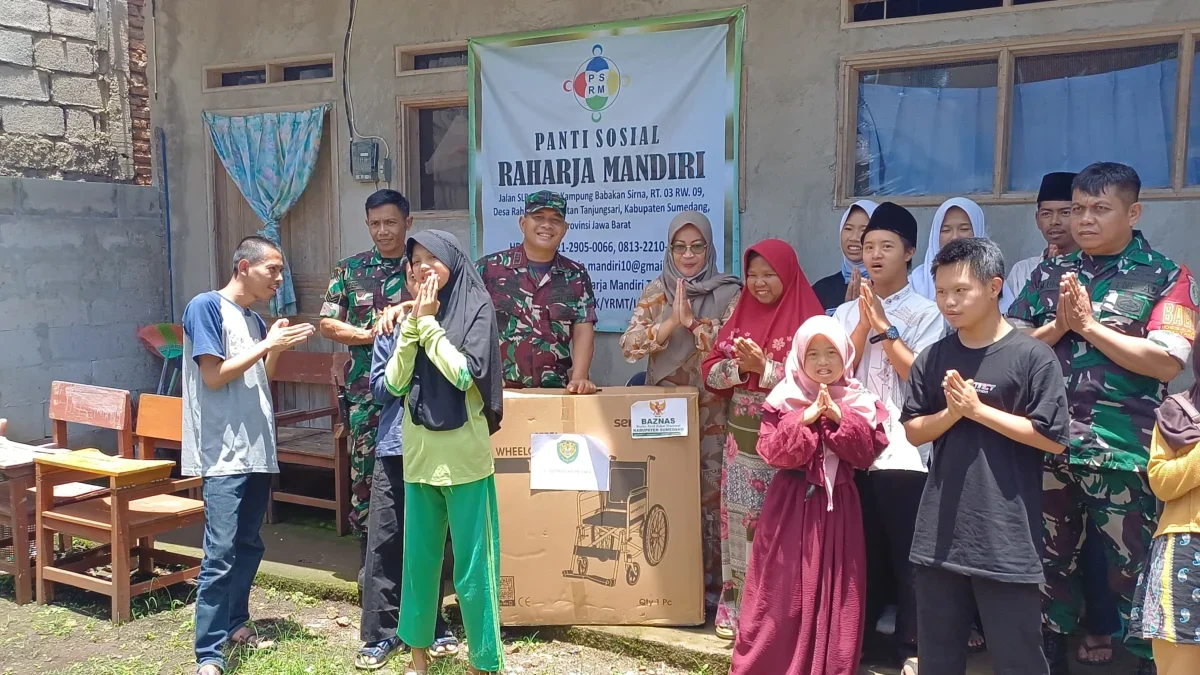 MERINGANKAN: Danramil 1004/Tanjungsari, Kapten Inf Agus Hermawan saat menyerahkan bantuan kursi roda kepada Ya