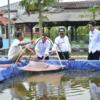 OPTIMALKAN: Wabup Sumedang M Fajar Aldila didampingi Kadis DPP Sumedang Tono Suhartono saat melihat kolam pemb