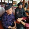 BERI TANGGAPAN: Ketua Yayasan Pustaka Buana Nusantara, Apansah bersama Ketua Panitia Acara Mitigasi Bencana, A