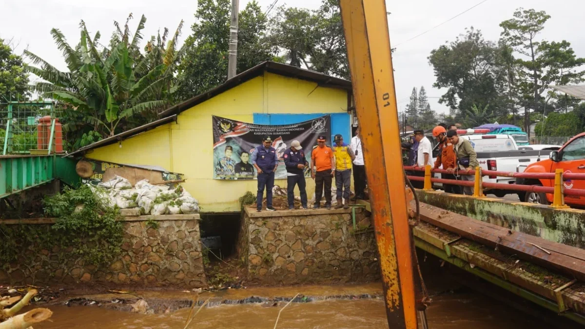 PASTIKAN: Bupati Dony Ahmad Munir saat memantau langsung proses pengerukan sampah di Sungai Cimande, tepatnya