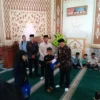 BANTU: Bupati Sumedang, Dony Ahmad Munir saat memberikan santunan kepada salah satu anak yatim di Jatinangor,