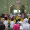 BERBAGI: Sejumlah siswa bersama guru SD Ahmad Dahlan Kecamatan Sumedang Utara saat menggelar buka puasa bersam