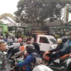 KEPEDULIAN: Sejumlah Mahasiswa bersama personil TNI saat berbagi takjil di depan Koramil 1004/Tanjungsari, bar