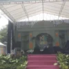 TINGKATKAN: Persiapan digelarnya Kampung Ramadan yang dilaksanakan oleh Ikatan Remaja Masjid Agung Sumedang.