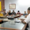 BUAT PERNYATAAN: PMPBC bersama perwakilan OTD Bendungan Cipanas saat bertemu dengan jajaran PPK di SDA BBWS Ma