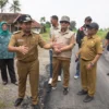 Bupati Sumedang H Dony Ahmad Munir meninjau Perbaikan Jalan di Blok Cacaban Ruas Jalan Conggeang-Ujungjaya, Se