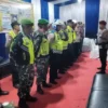 BERSINERGI: Personil Polres Sumedang menggelar Apel Malam Gabungan di Pos Pengamanan (Pos Pam) Tanjungsari seb