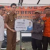 PULIHKAN: Wakil Bupati Sumedang Fajar Aldila saat menyerahkan bantuan bencana dari anggota DPR RI untuk korban