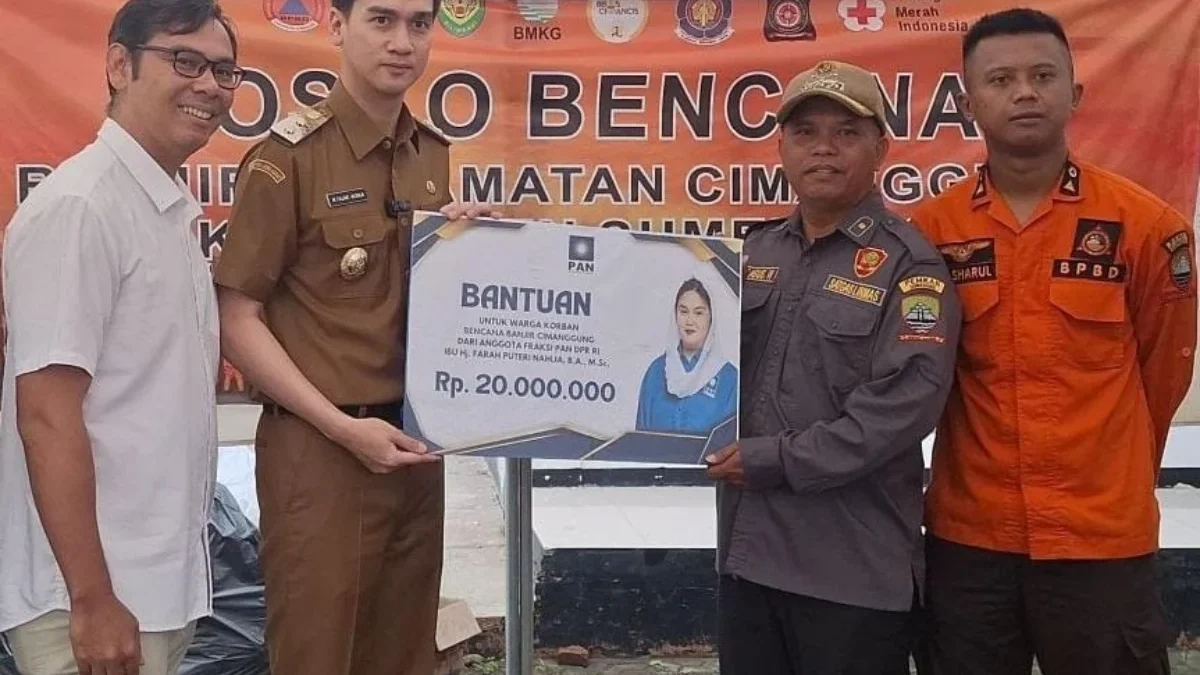 PULIHKAN: Wakil Bupati Sumedang Fajar Aldila saat menyerahkan bantuan bencana dari anggota DPR RI untuk korban