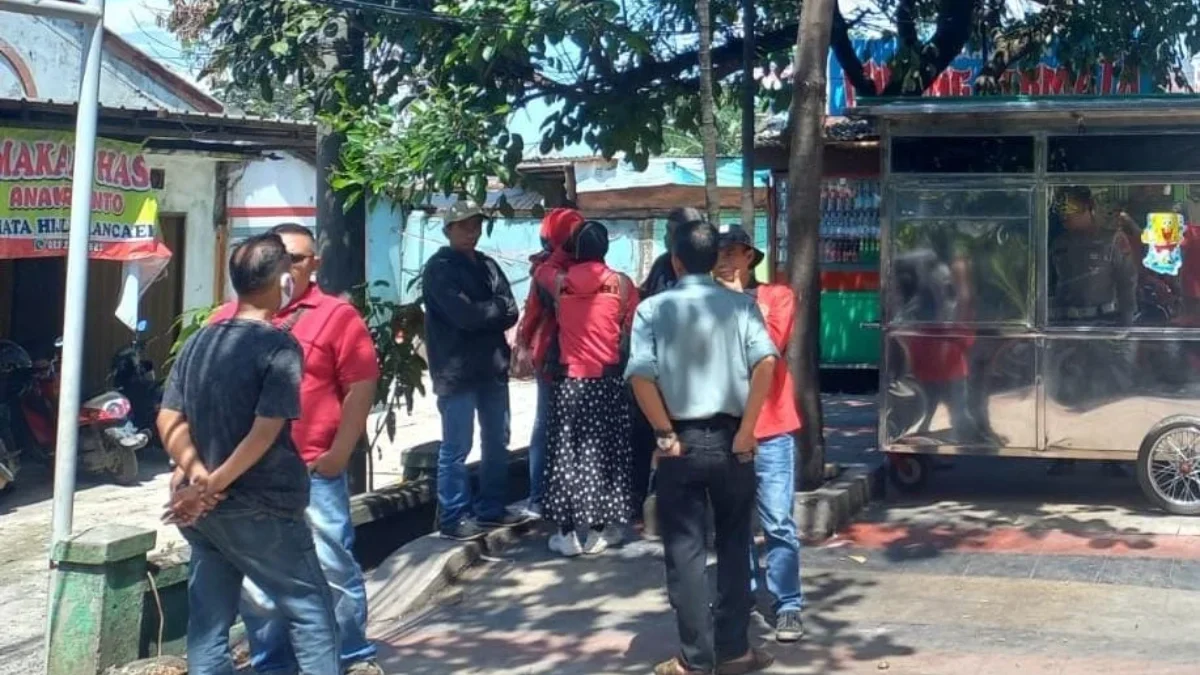 TUNTUT: Perwakilan massa aksi buruh dari Konfederasi KASBI Kabupaten Sumedang berkumpul di Sekretariat KASBI,