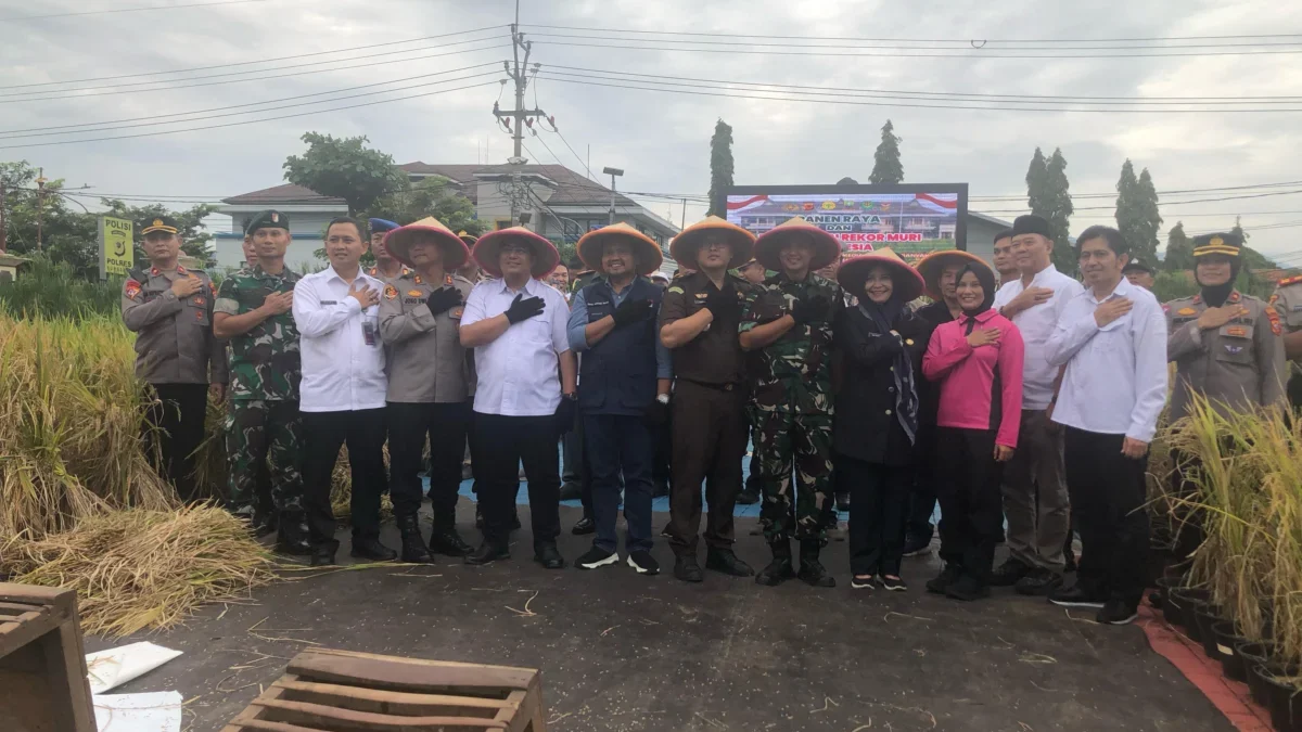 Polres Sumedang Cetak Rekor MURI, Tanam Padi 6.400 Ember