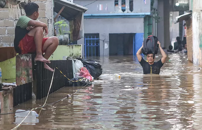 Intensitas Hujan Tinggi Buat Kali Ciliwung Kembali Meluap, Banjir Capai 1-2 Meter