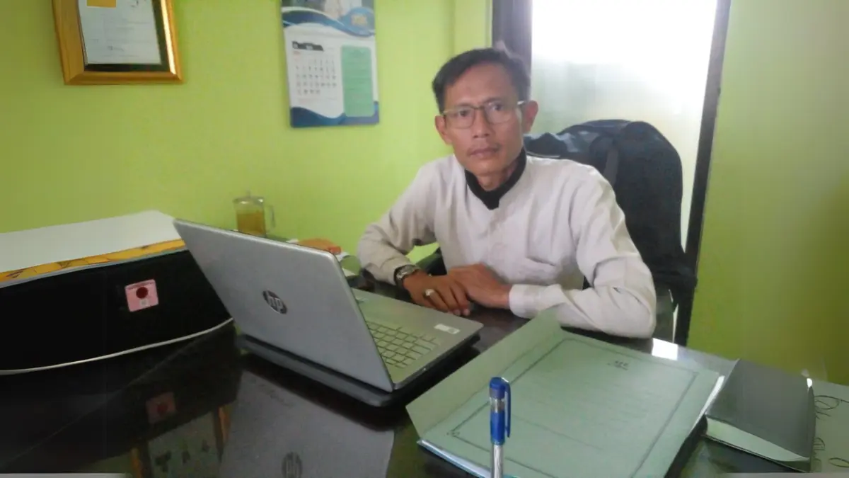 PEMBANGUNAN: Kepala Desa Sukajaya Sukana, S.M., M.M., saat memberikan keterangan terkait realisasi Dana Desa t