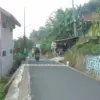 ANTISIPASI: Sejumlah pengendara saat melintas di jalan Pangaroan Desa Cipanas Kecamatan Tanjungkerta, baru-bar