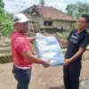 BERIKAN BANTUAN: Kepala Desa Gendereh Ahmad saat memberikan bantuan kepada warga terdampak puting beliung.