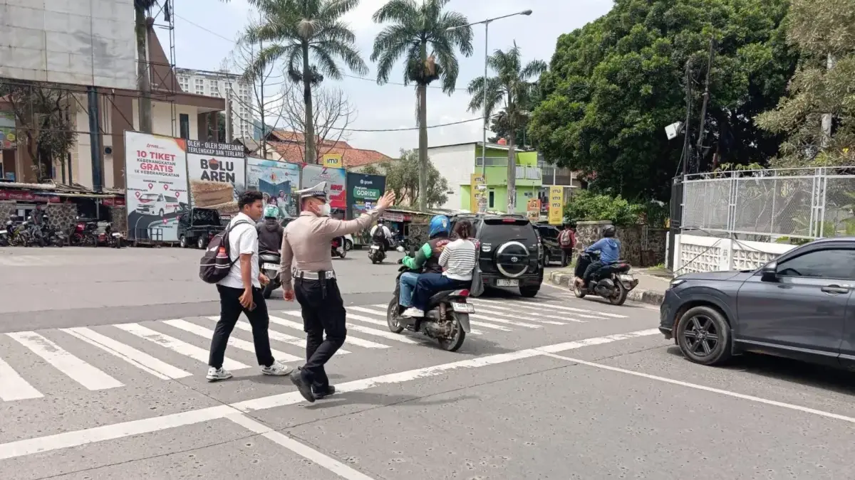 ANTISIPASI: Panit I Lantas Polsek Jatinangor, Iptu Erigal, saat melakukan pengaturan lalu lintas di Kecamatan