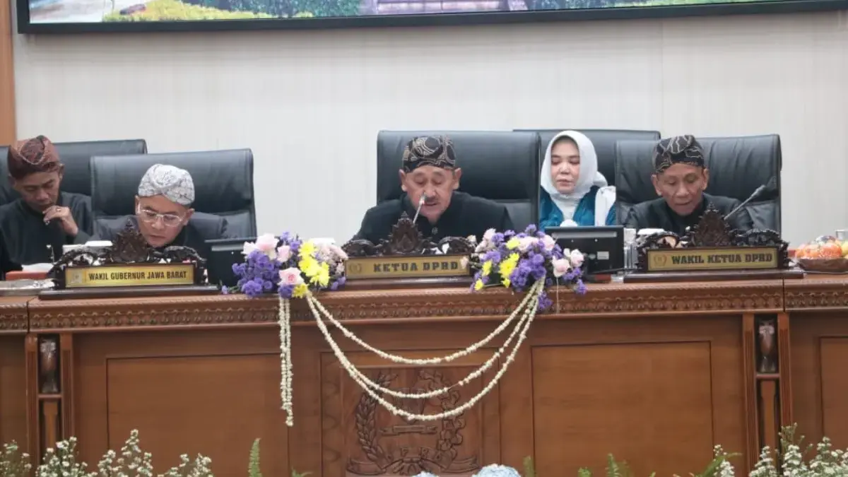 PERINGATI: Ketua DPRD Kabupaten Sumedang Sidik Jafar (tengah) saat Sidang Paripurna dalam rangka memperingati