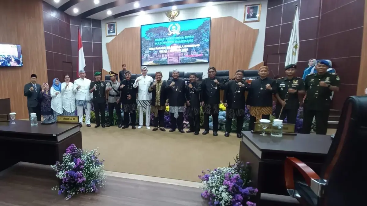 BERSINERGI: Sejumlah pejabat saat berfoto bersama seusai Paripurna dalam rangka Peringatan Hari Jadi ke-447 Su