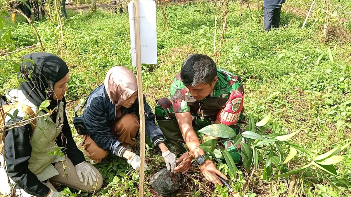 HIJAUKAN: Mahasiswa Generasi Baru Indonesia (GenBI) saat menanam pohon bersama TNI di Kawasan Blok Baru Beureu