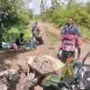 GOTONG ROYONG: Beberapa warga saat melakukan perbaikan jalan yang kian memprihatinkan Desa Ungkal dan Cacaban