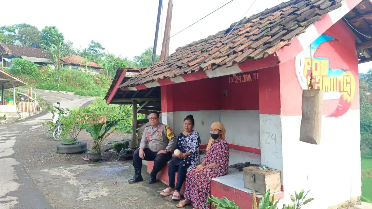 SILATURAHMI: Anggota Polsek Tanjungmedar Bripka Agus Sukmana saat melaksanakan kamtibmas, Kamis (24/4).