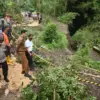 ERCEPAT: Wakil Bupati Sumedang Fajar Aldila saat meninjau langsung ruas jalan yang amblas di Desa Cibeureum We