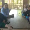 FAVORIT: Manajer Sacipa bersama marketing Neng Sarry (duduk sebelah kiri) saat berbincang dengan wartawan Sume