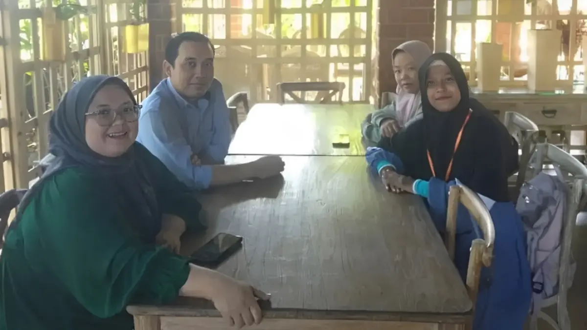 FAVORIT: Manajer Sacipa bersama marketing Neng Sarry (duduk sebelah kiri) saat berbincang dengan wartawan Sume