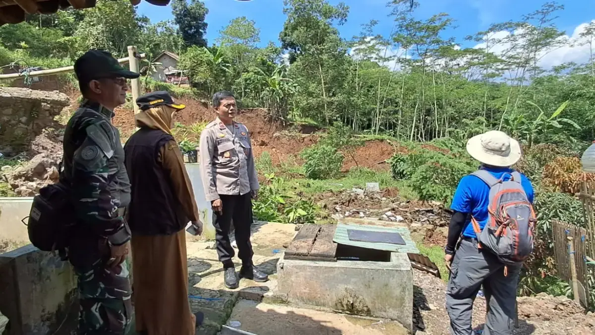 17 Rumah dan Puluhan Warga Terdampak Pergeseran Tanah di Cisarua, Tim Geologi Unpad Turun Tangan