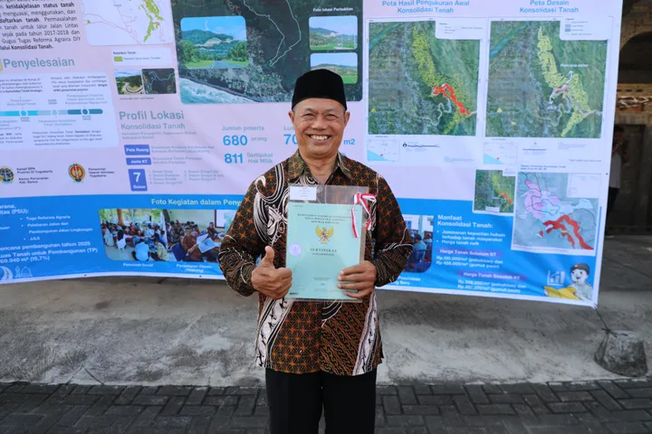 Mentri Nusron Serahkan Sertifikat Hasil Program Konsolidasi Kepada Warga Parangteritis