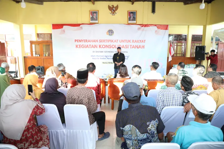 Pada Penyerahan Sertifikat di Parangteritis, Mentri Nusron Berpesan Masyarakat Bisa Menjaganya Pada Penyerahan Sertifikat di Parangteritis, Mentri Nusron Berpesan Masyarakat Bisa Menjaganya