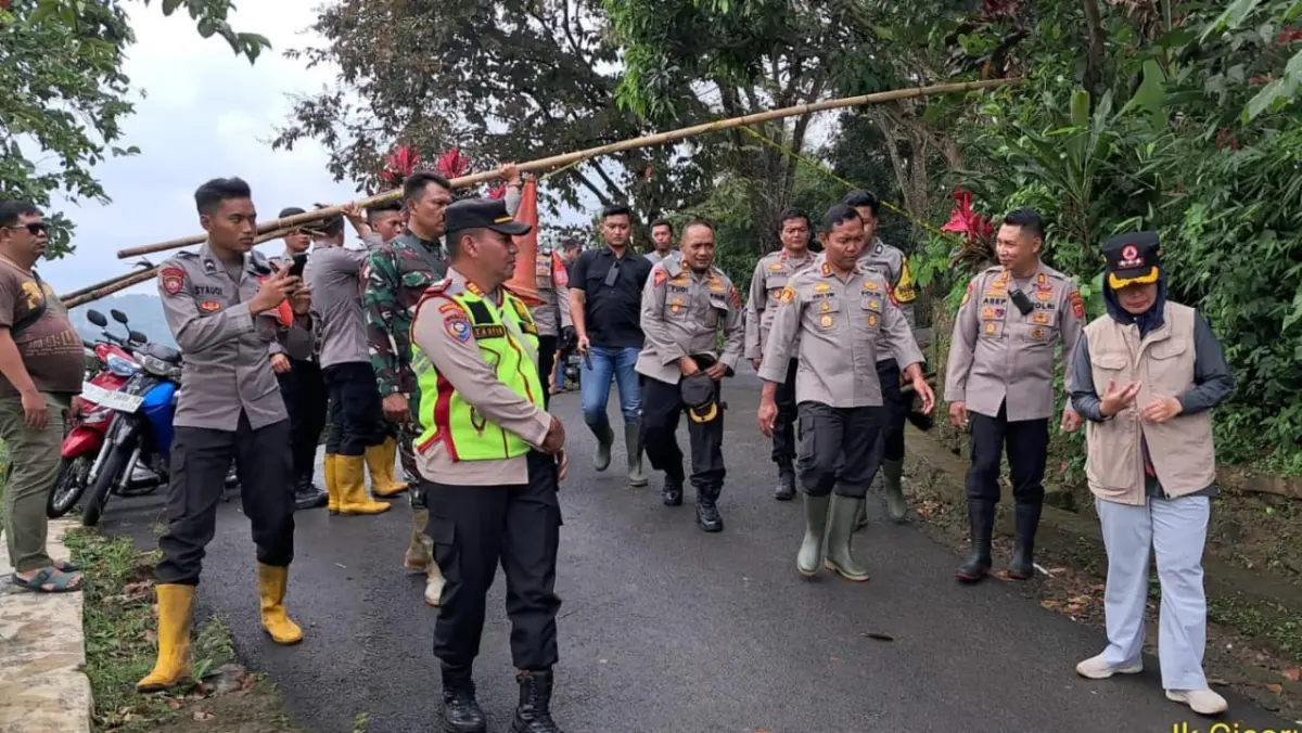 Kapolres Sumedang Tinjau Dampak Bencana Pergeseran Tanah dan Salurkan Bantuan untuk Korban Terdampak