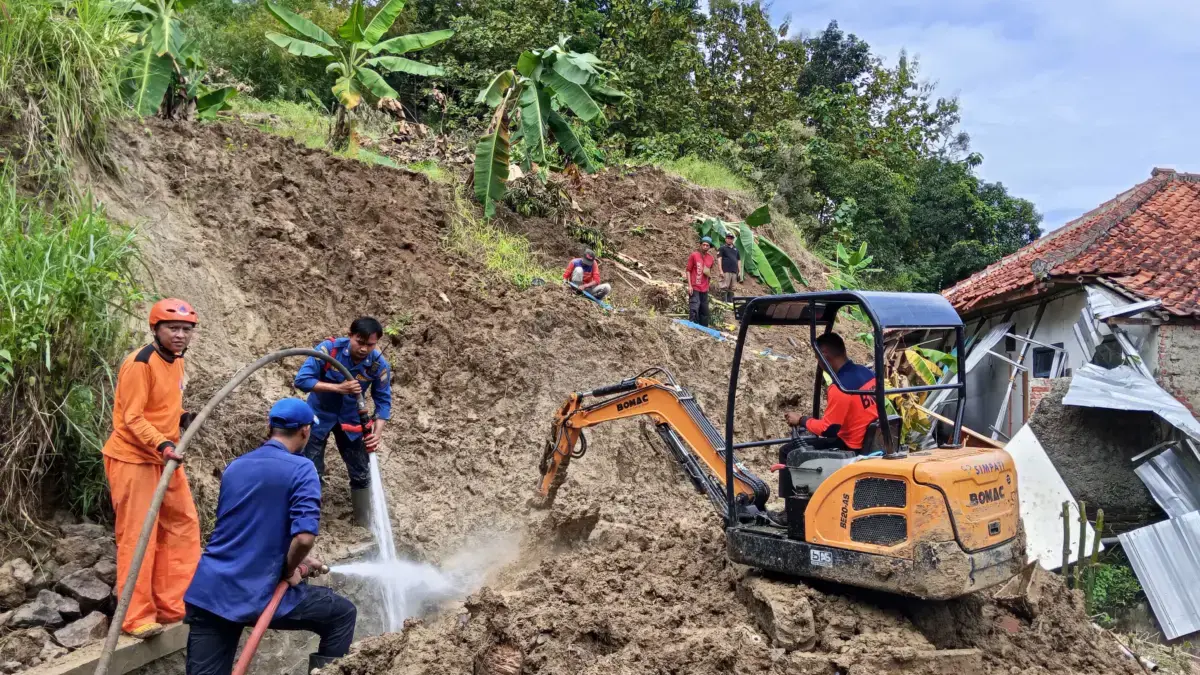 Empat Rumah Rusak, Longsor Ancam Warga Sumedang