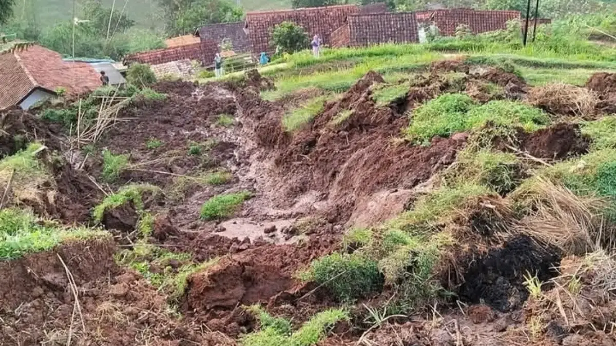 Longsor Besar di Kadakajaya Nyaris Hantam Pemukiman, Pemerintah dan Aparat Langsung Tinjau Lokasi