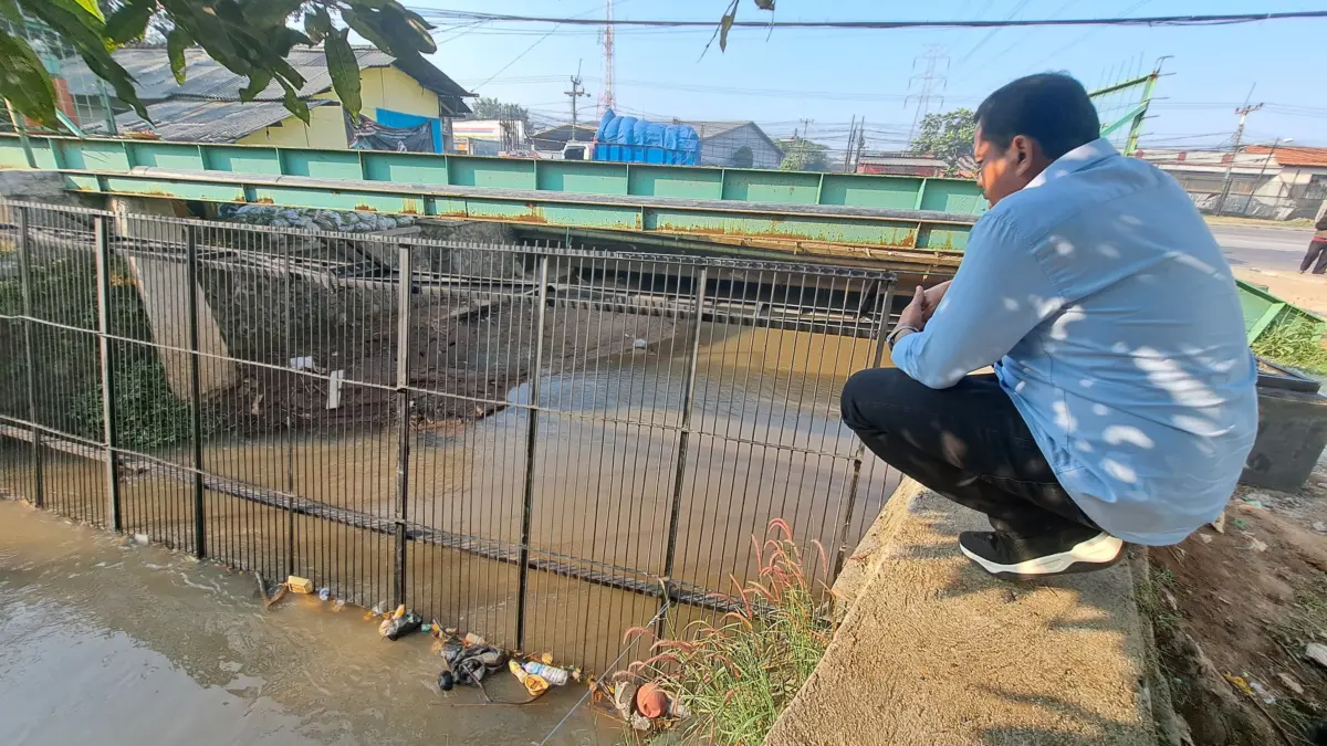 Untuk menahan sampah di aliran Sungai Cimande, Pemerintah Daerah Kabupaten Sumedang memasang jaring sampah di