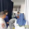 LAKA: Anggota Polisi bersama tim medis saat menangani korban kecelakaan di Paseh Sumedang. 