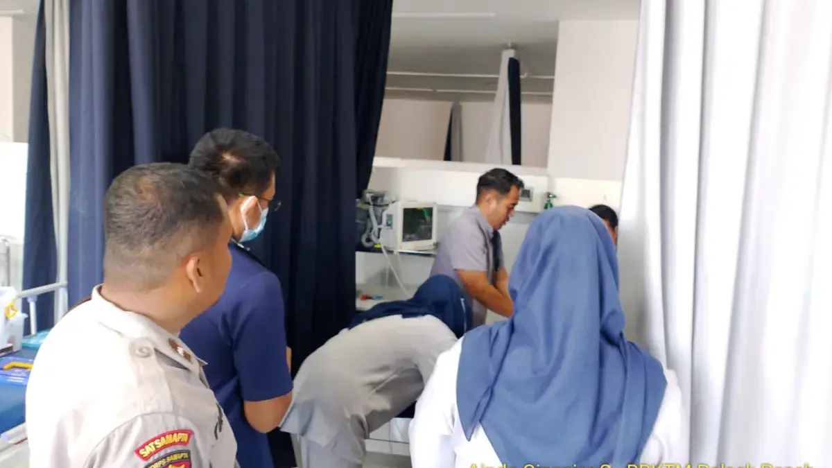 LAKA: Anggota Polisi bersama tim medis saat menangani korban kecelakaan di Paseh Sumedang. 