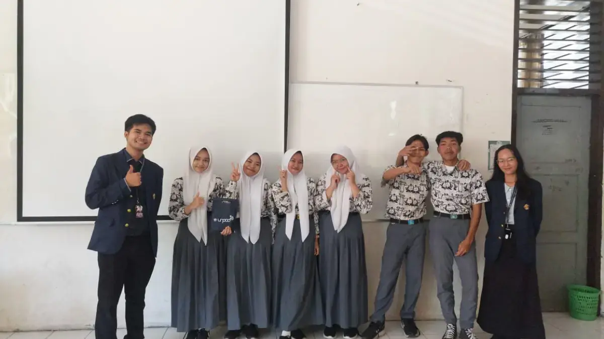 PSPA) Universitas Padjajaran melakukan pengabdian Masyarakat di SMA 1 Rancaekek, Kabupaten Bandung. Foto: Pray