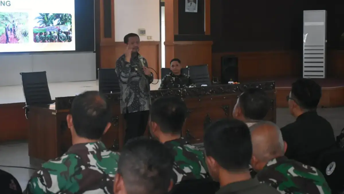 sasaran fisik TMMD meliputi pengecoran jalan sepanjang 950 meter dengan lebar 2,5 meter, pembangunan drainase