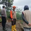 PANTAU: Kepala Pelaksana Badan Penanggulangan Bencana (BPBD) Sumedang, Atang Sutarno bersama Forkopimcam Cisar