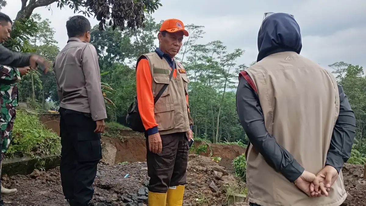PANTAU: Kepala Pelaksana Badan Penanggulangan Bencana (BPBD) Sumedang, Atang Sutarno bersama Forkopimcam Cisar