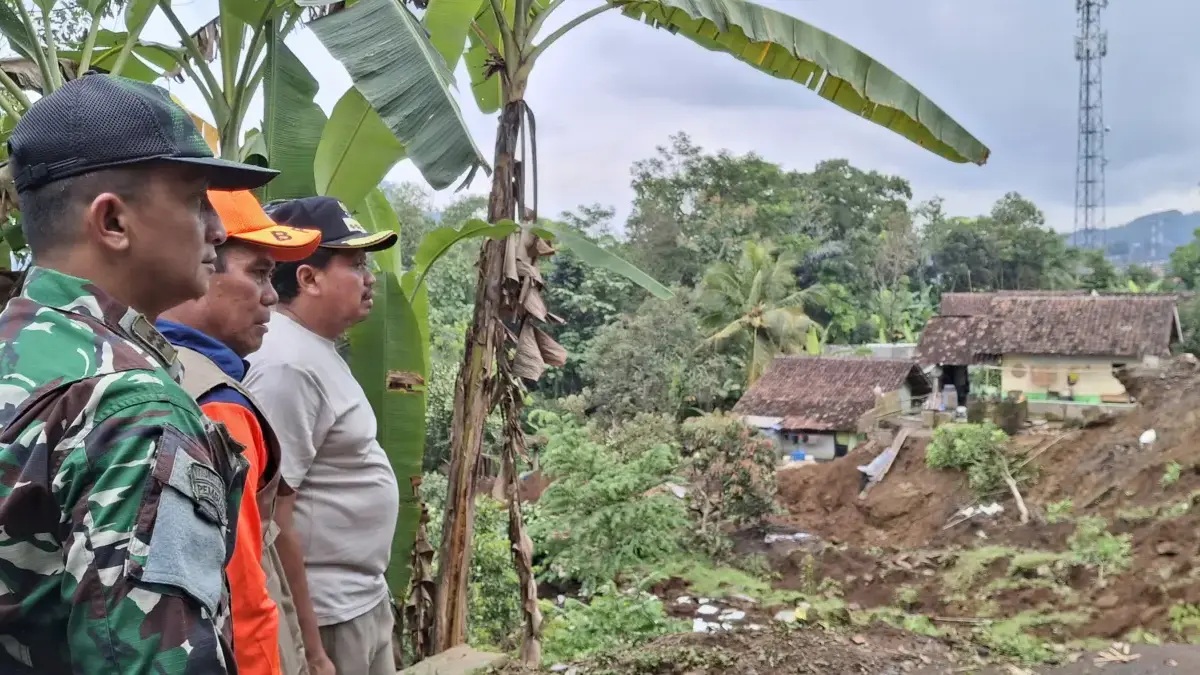 Bupati H Dony Ahmad Munir menetapkan Status Tanggap Darurat Bencana terhadap longsor dan pergerakan tanah yang