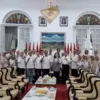 Bupati meminta jajaran Puskesmas agar terus bersemangat memberikan pelayanan terbaik kepada masyarakat.