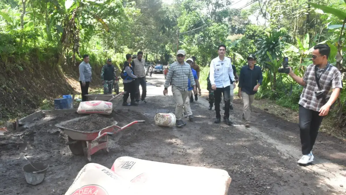 Wakil Bupati Sumedang, M. Fajar Aldila meninjau  langsung kondisi Jalan Pasir Huni–Jingkang dan Jingkang–Cisum